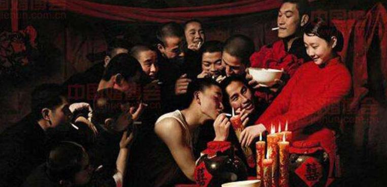 宝宝穿着太奶奶绣的衣服入睡好温馨